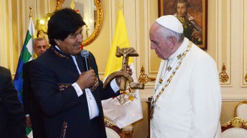 Evo Morales regala un peculiar crucifijo al papa