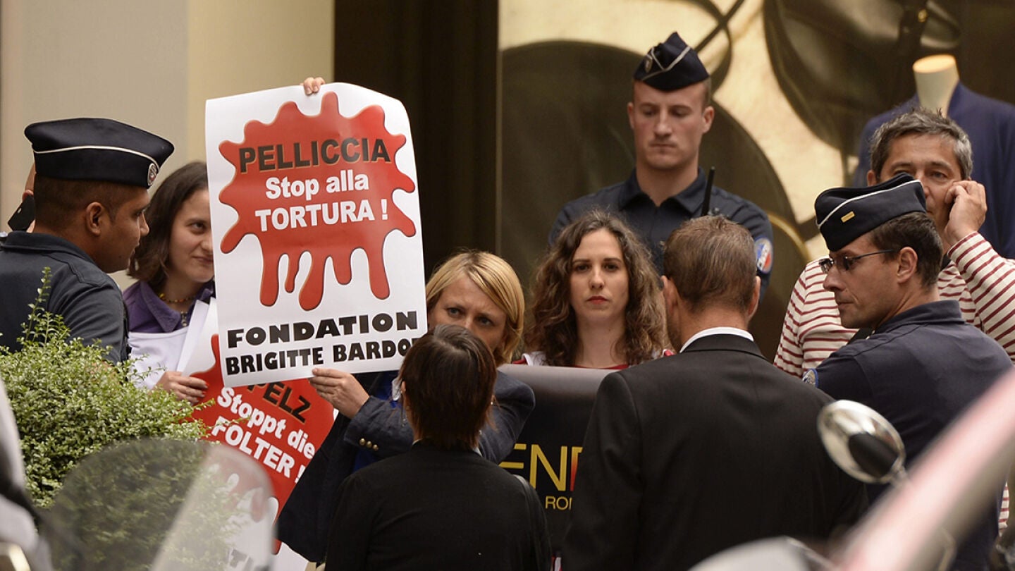 Los activistas en defensa de los animales protestan en el desfile de moda Fendi en Par&iacute;s