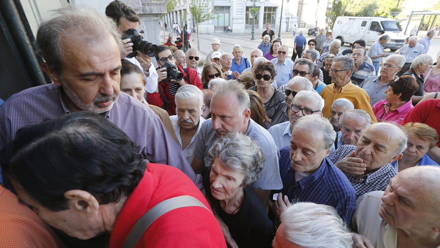 Pensionistas hacen cola frente a los bancos