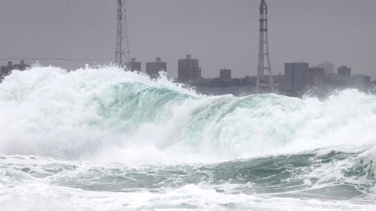 El tif&oacute;n Gham Hom deja 19 heridos a su paso por Okinawa en el sur de Jap&oacute;n 