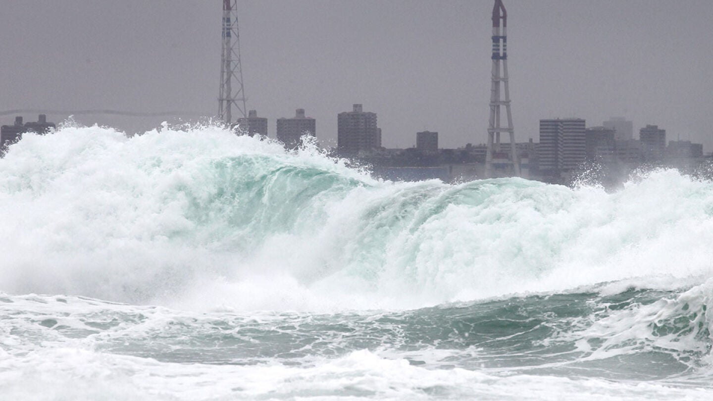 El tif&oacute;n Gham Hom deja 19 heridos a su paso por Okinawa en el sur de Jap&oacute;n 
