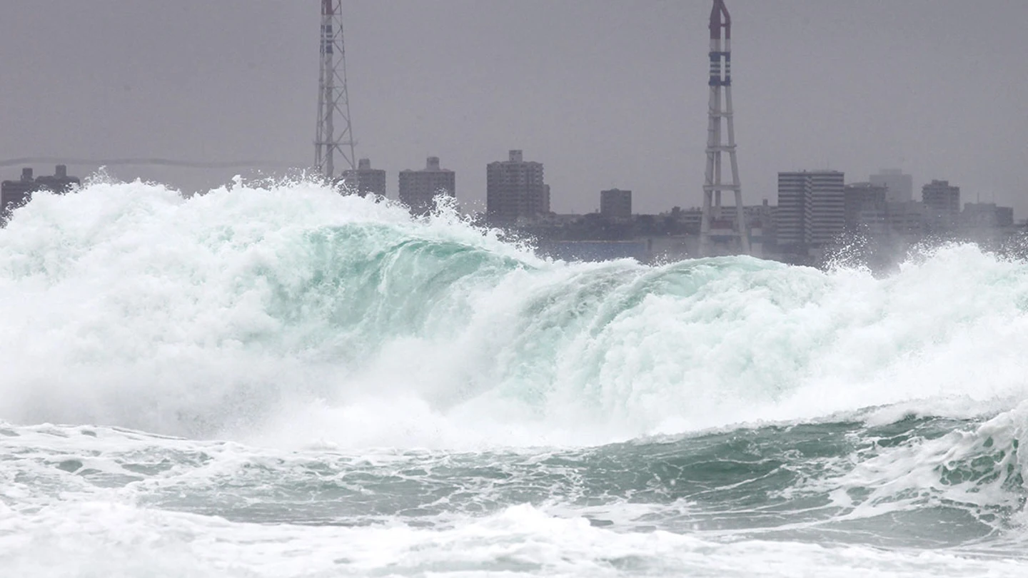 El tifón Gham Hom deja 19 heridos a su paso por Okinawa en el sur de Japón El tifón Gham Hom deja 19 heridos a su paso por Okinawa en el sur de Japón