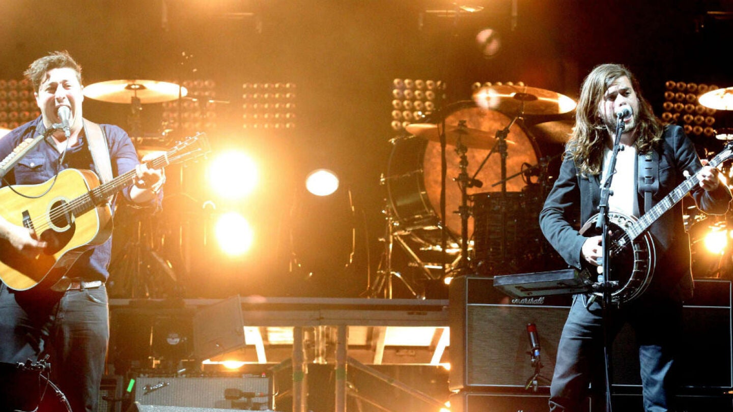 Mumford & Sons durante la actuaci&oacute;n de apertura del festival