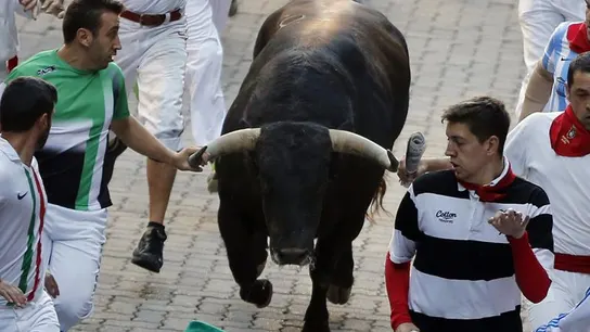 Cuarto encierro con lucimiento de los mozos y emoción en las carreras Cuarto encierro con lucimiento de los mozos y emoción en las carreras