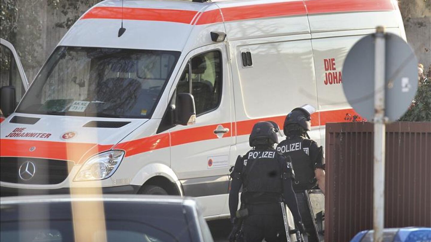 Dos agentes de polic&iacute;a en el lugar de un tiroteo en Alemania.