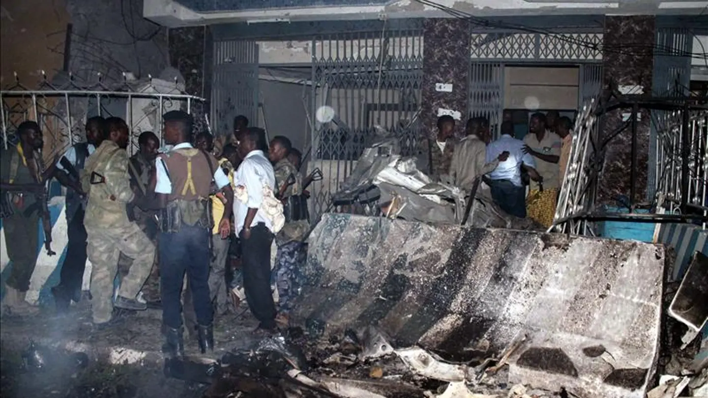 Al menos 7 muertos en un ataque de Al Shabab contra dos hoteles en Mogadiscio Al menos 7 muertos en un ataque de Al Shabab contra dos hoteles en Mogadiscio