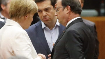 Alexis Tsipras habla con Hollande y Merkel