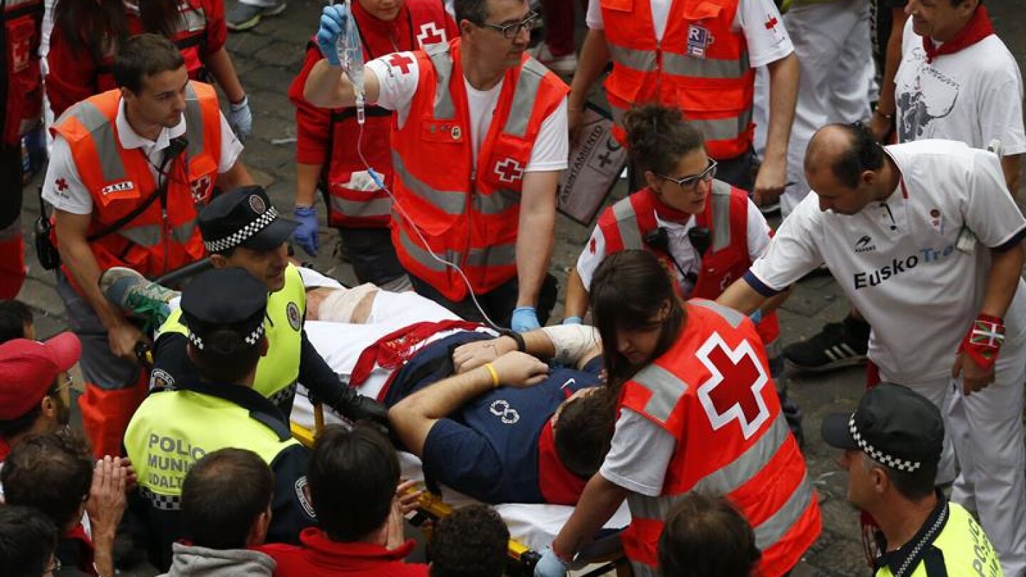 Un herido es atendido por miembros de la Cruz Roja en la Plaza Consistorial de Pamplona