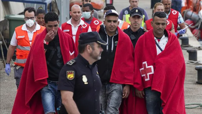 Llegada de algunos inmigrantes que viajaban en una patera a su llegada a Cartagena (Murcia).