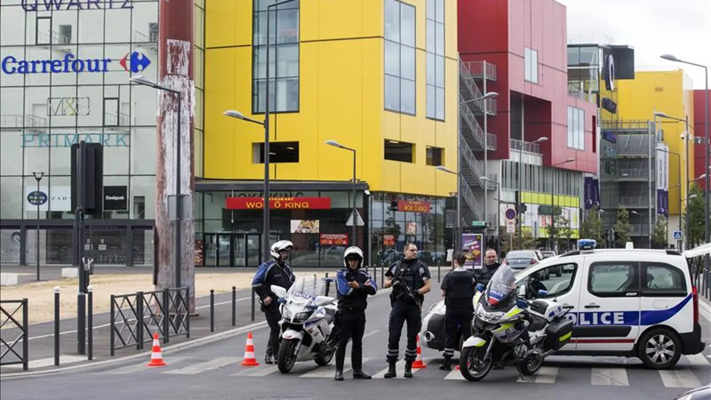 Policías en el lugar del atrincheramiento en París Policías en el lugar del atrincheramiento en París
