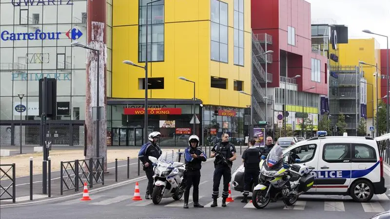 Policías en el lugar del atrincheramiento en París Policías en el lugar del atrincheramiento en París