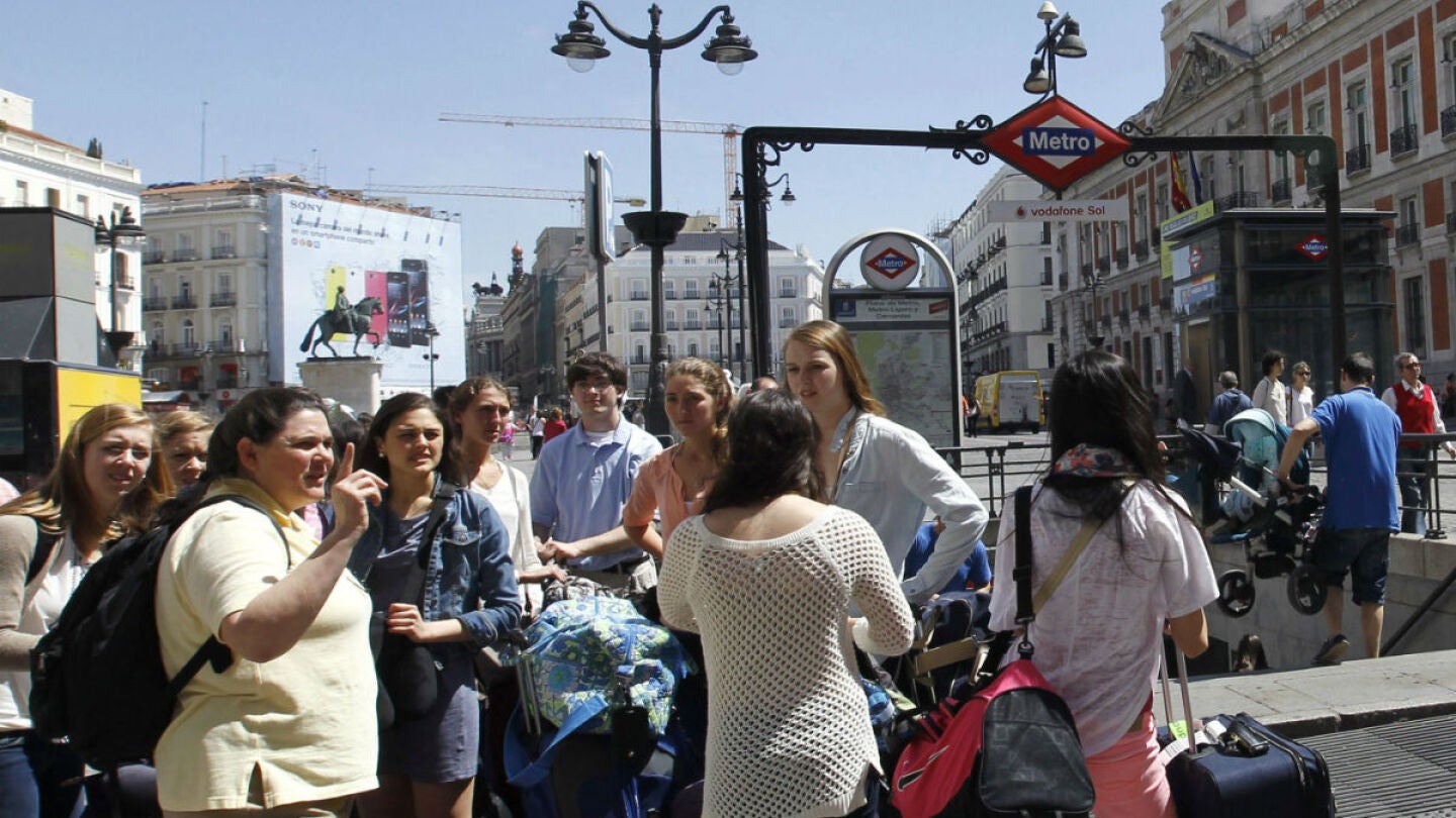 Varios turistas en la Puerta del Sol de Madrid