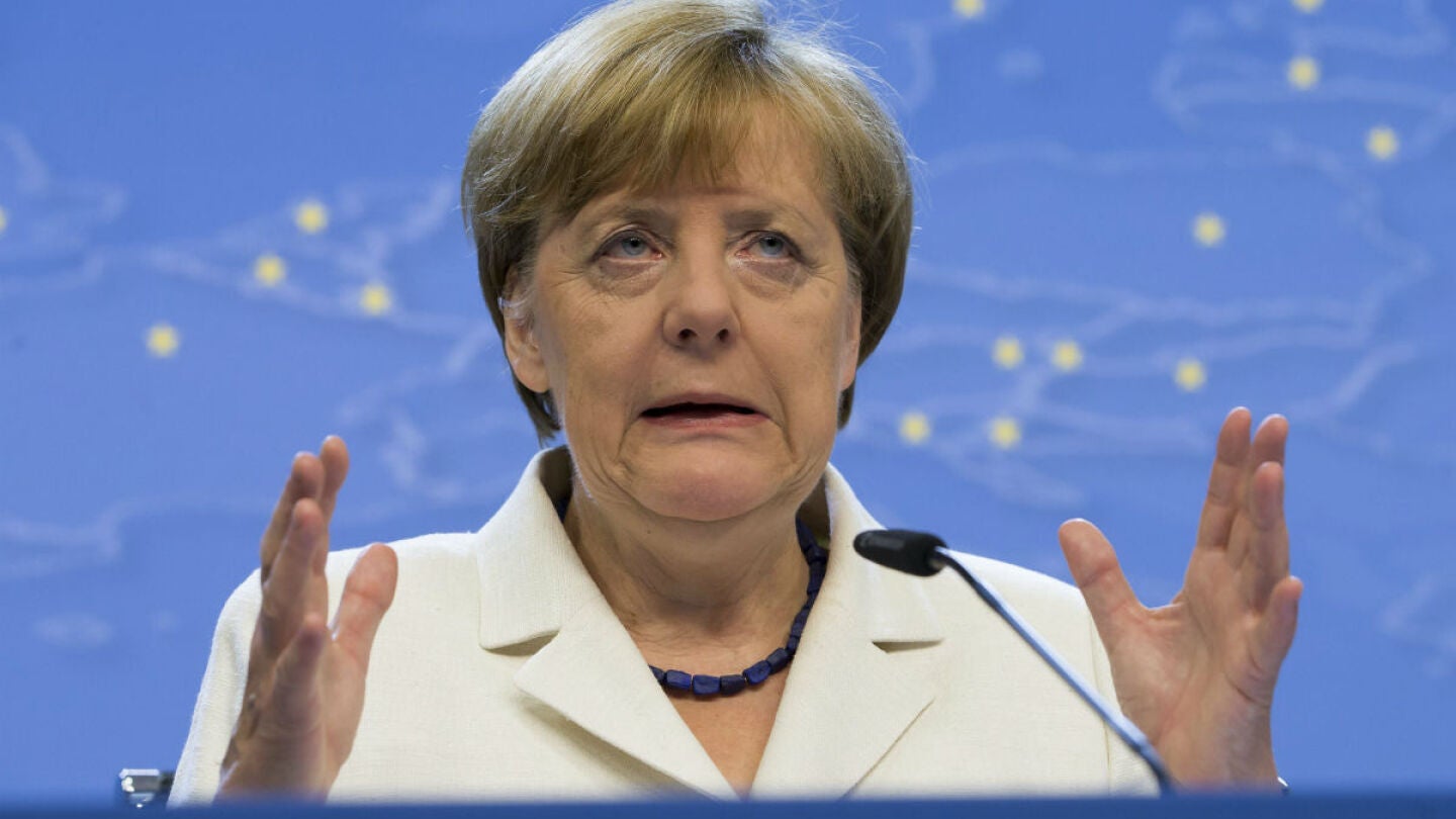 La canciller alemana, Angela Merkel, da una rueda prensa tras finalizar la cumbre de l&iacute;deres de la eurozona