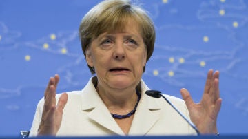 La canciller alemana, Angela Merkel, da una rueda prensa tras finalizar la cumbre de líderes de la eurozona