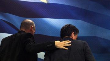 Varoufakis con el nuevo ministro de Finanzas griego, Tsakalotos