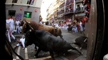 Los toros salmantinos de Domingo Hernández, con el hierro de Garcigrande, a su paso por la curva de Mercaderes