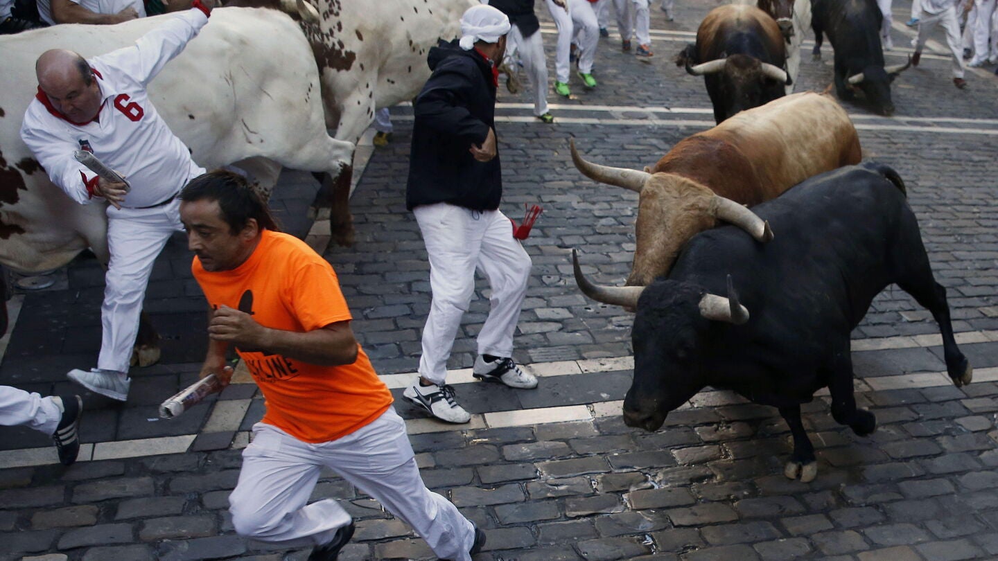 Paso por la curva de Mercaderes, en el pen&uacute;ltimo encierro de los sanfermines