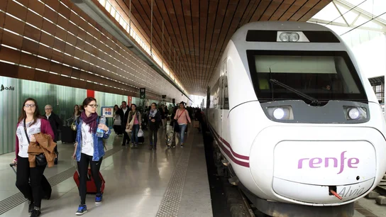 Un tren de Renfe parado en una estación Un tren de Renfe parado en una estación