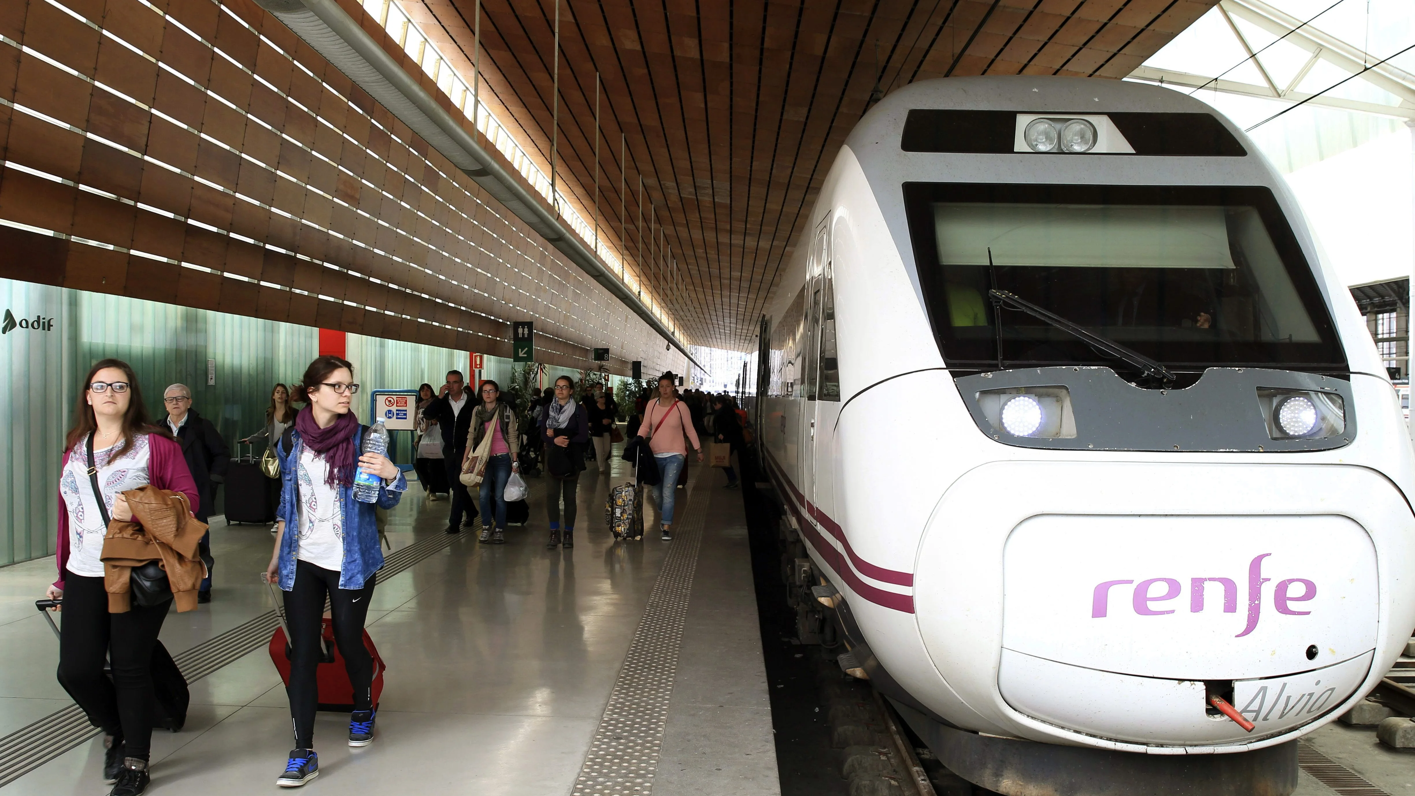 Un tren de Renfe parado en una estación