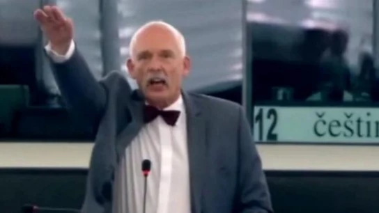 El eurodiputado Janusz Korwin-Mikke, cuando realiza el saludo nazi. El eurodiputado Janusz Korwin-Mikke, cuando realiza el saludo nazi.