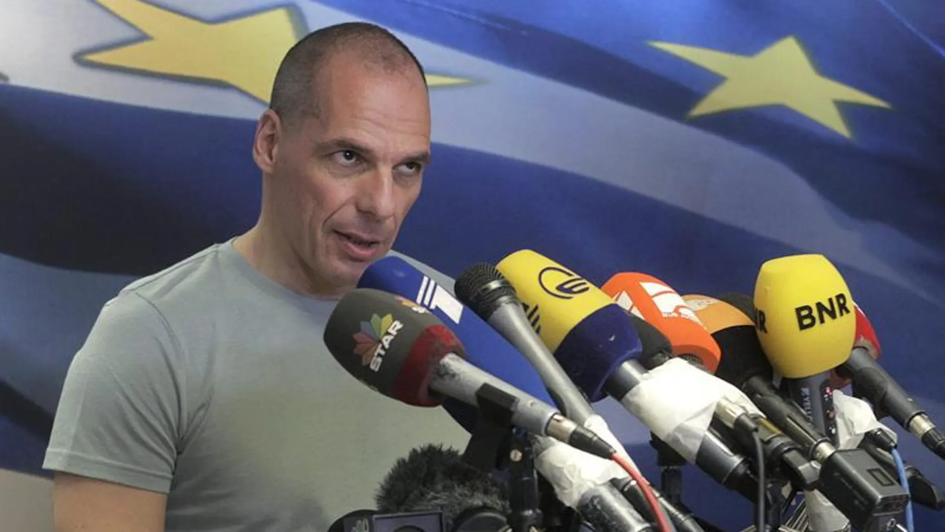 Varoufakis habla ante los medios