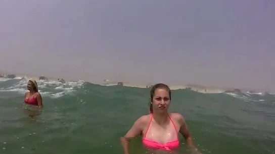 Una joven se graba con su palo selfie Una joven se graba con su palo selfie