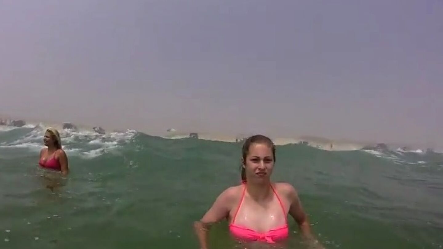 Una joven se graba con su palo selfie