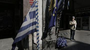 Un griego contempla diferentes banderas (Archivo)