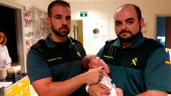 Los guardias civiles que han rescatado al bebé Los guardias civiles que han rescatado al bebé