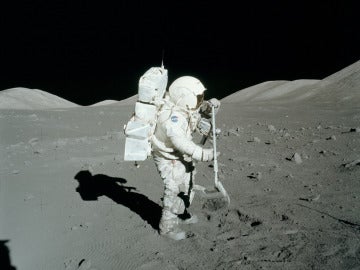 Astronauta recogiendo piedras lunares