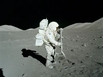 Astronauta recogiendo piedras lunares Astronauta recogiendo piedras lunares