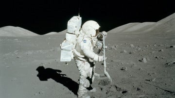 Astronauta recogiendo piedras lunares