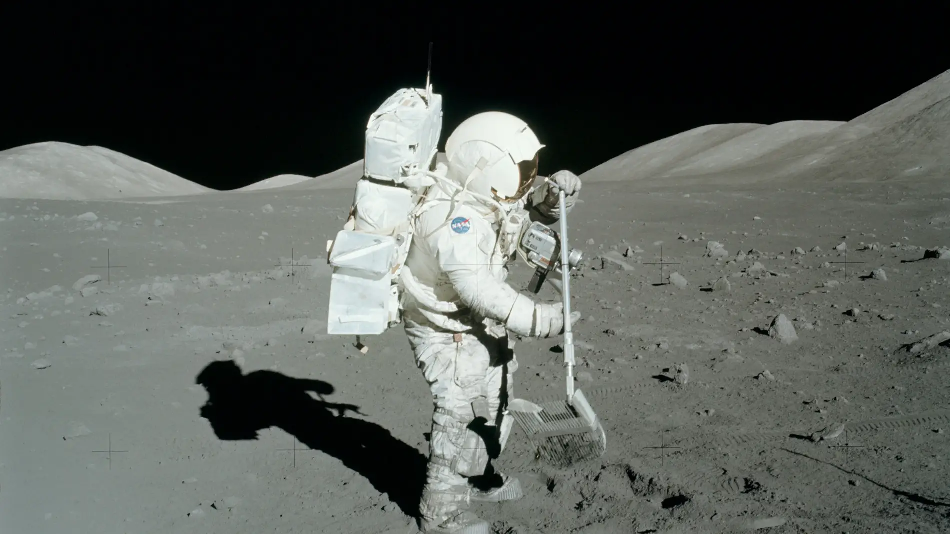 Astronauta recogiendo piedras lunares