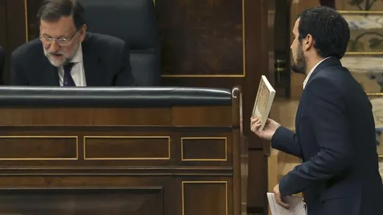 Alberto Garzón da un libro a Rajoy Alberto Garzón da un libro a Rajoy