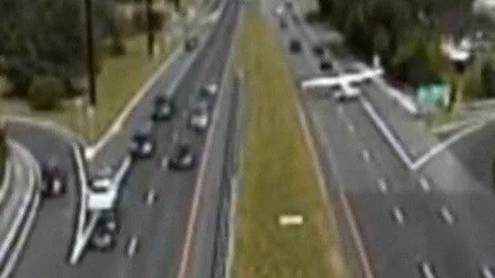 Espectacular aterrizaje de una avioneta en la autopista de Nueva Jersey Espectacular aterrizaje de una avioneta en la autopista de Nueva Jersey