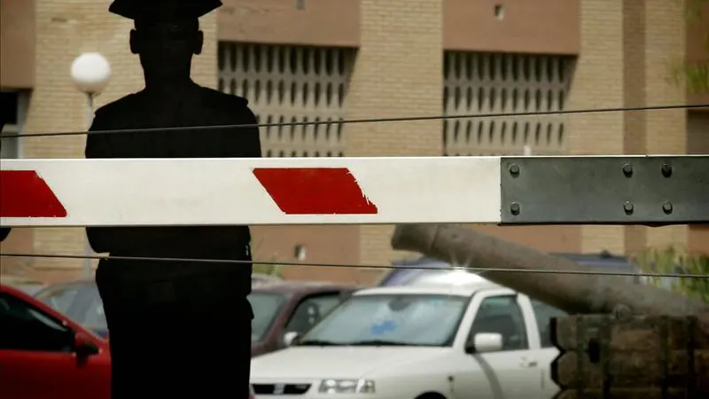 Un guardia civil custodia la entrada de la comandancia de Almer&iacute;a.