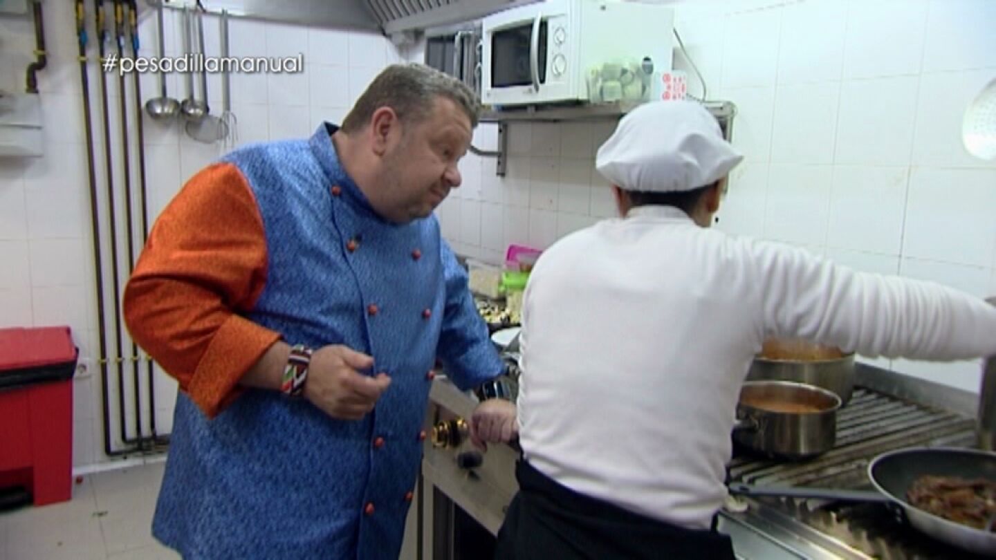 Chicote observa c&oacute;mo cocinan en el 'Karma'
