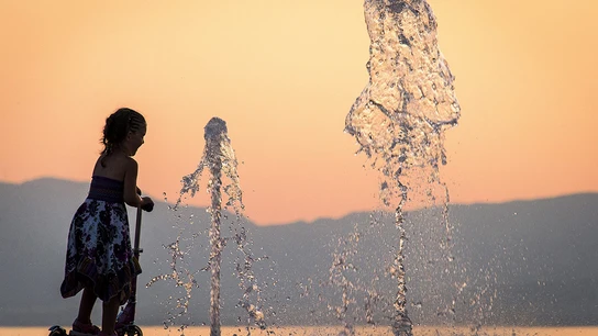 Una niña se refresca en una fuente para combatir el calor en Francia Una niña se refresca en una fuente para combatir el calor en Francia