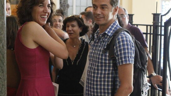 Irene Lozano conversando con el exdiputado Toni Cant&oacute;