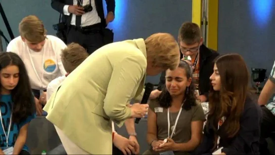Merkel hace llorar a una niña palestina cuando afirma: "Alemania no puede acoger a todos" Merkel hace llorar a una niña palestina cuando afirma: "Alemania no puede acoger a todos"