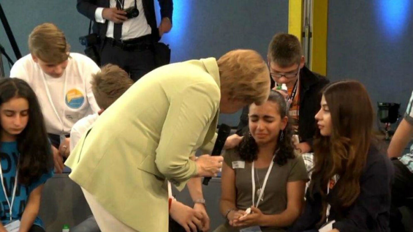 Merkel hace llorar a una ni&ntilde;a palestina cuando afirma: "Alemania no puede acoger a todos"