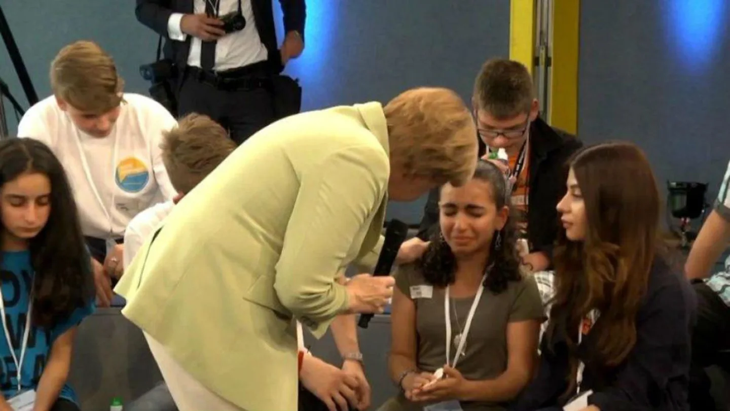Merkel hace llorar a una niña palestina cuando afirma: "Alemania no puede acoger a todos" Merkel hace llorar a una niña palestina cuando afirma: "Alemania no puede acoger a todos"