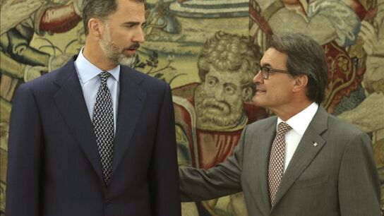 El Rey Felipe VI y Artur Mas durante la reuni&oacute;n en el Palacio de la Zarzuela