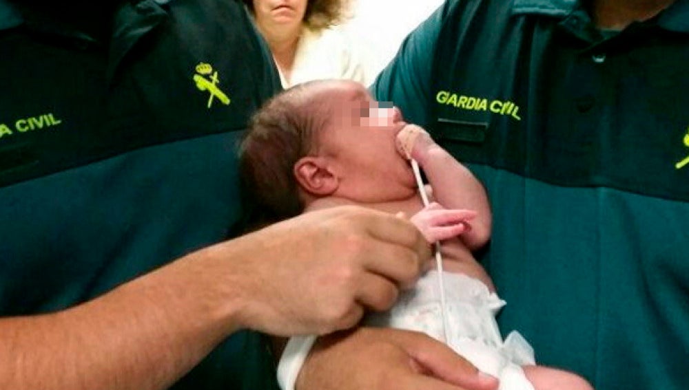 Bebé rescatado en brazos de la Guardia Civil