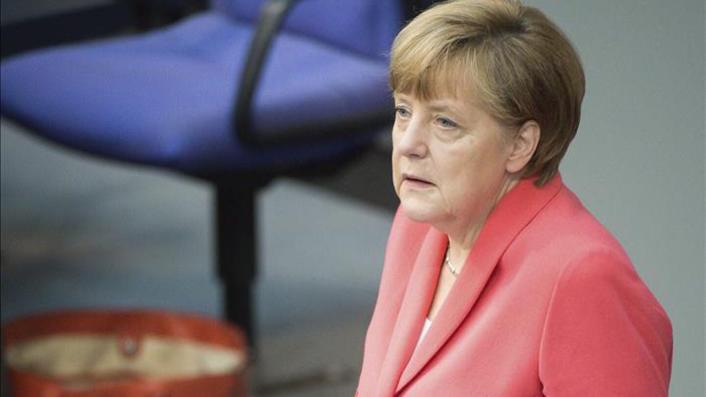 Merkel durante una sesi&oacute;n extraordinaria del Bundestag