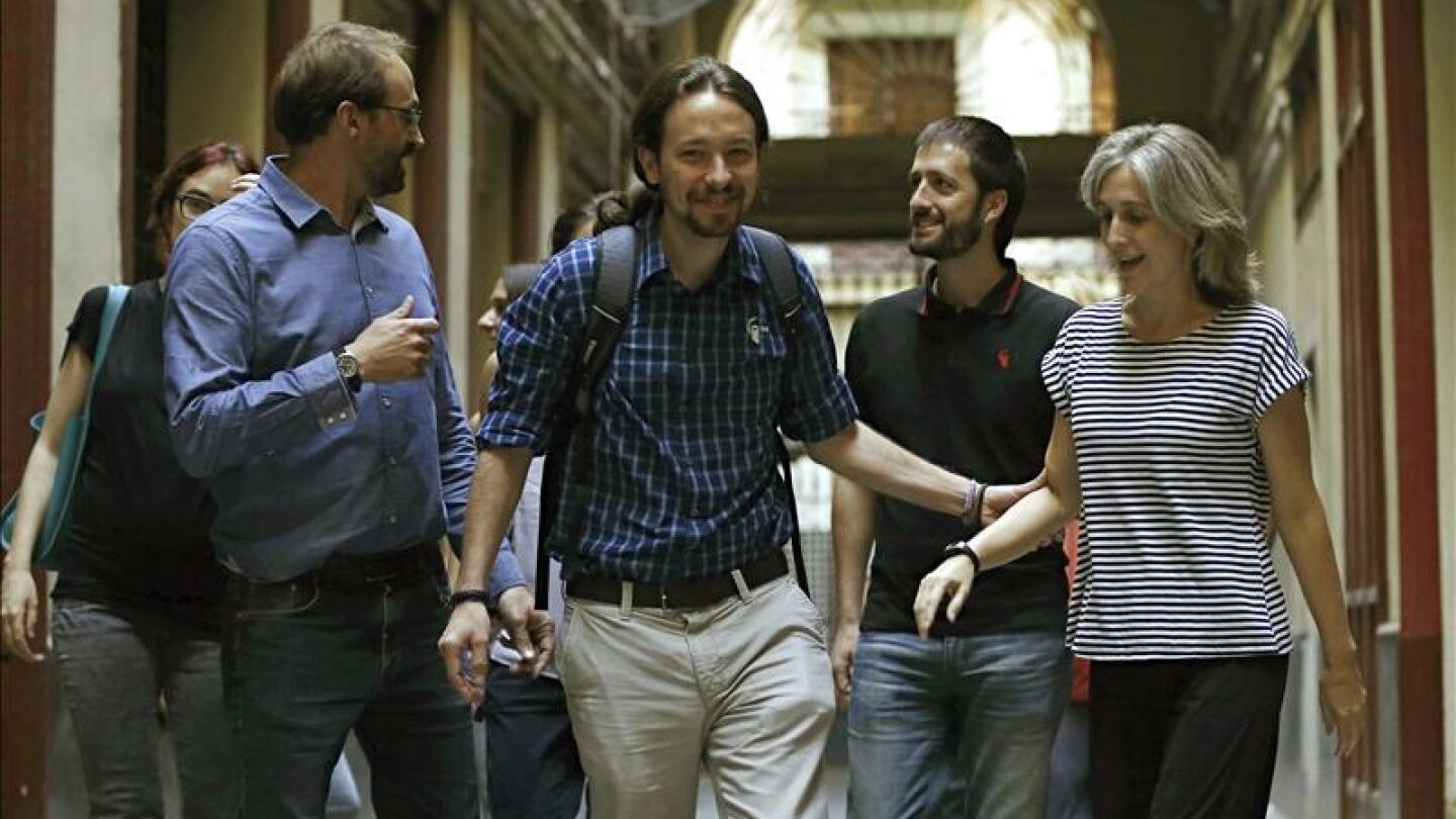 Pablo Iglesias flanqueado por los coordinadores de ICV