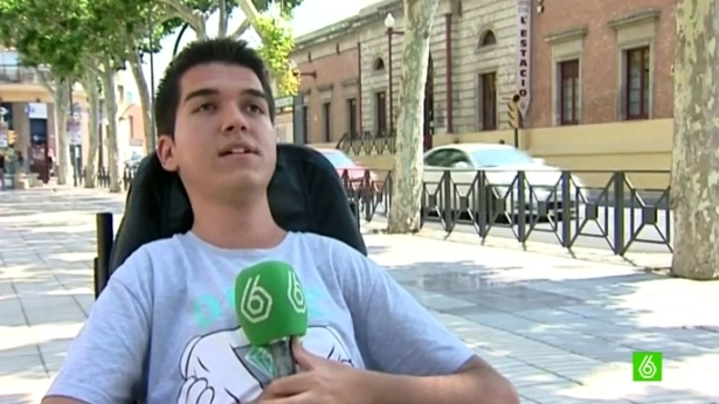 Cristian González, joven en silla de ruedas Cristian González, joven en silla de ruedas