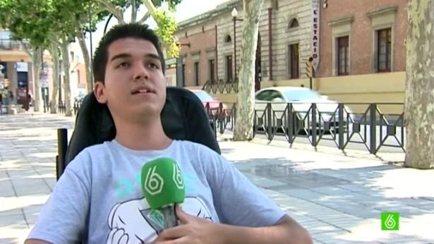 Cristian González, joven en silla de ruedas Cristian González, joven en silla de ruedas
