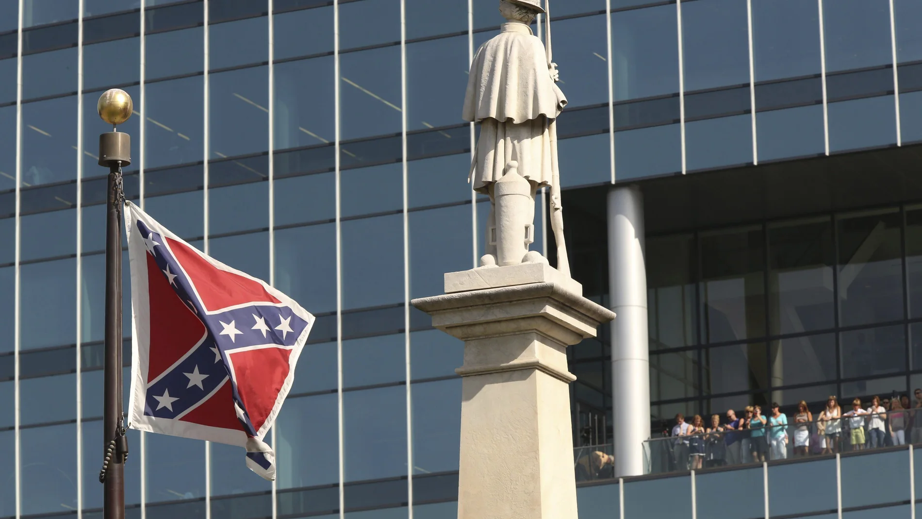 Retirada de la bandera confederada en el Capitolio de Columbia, en Carolina del Sur