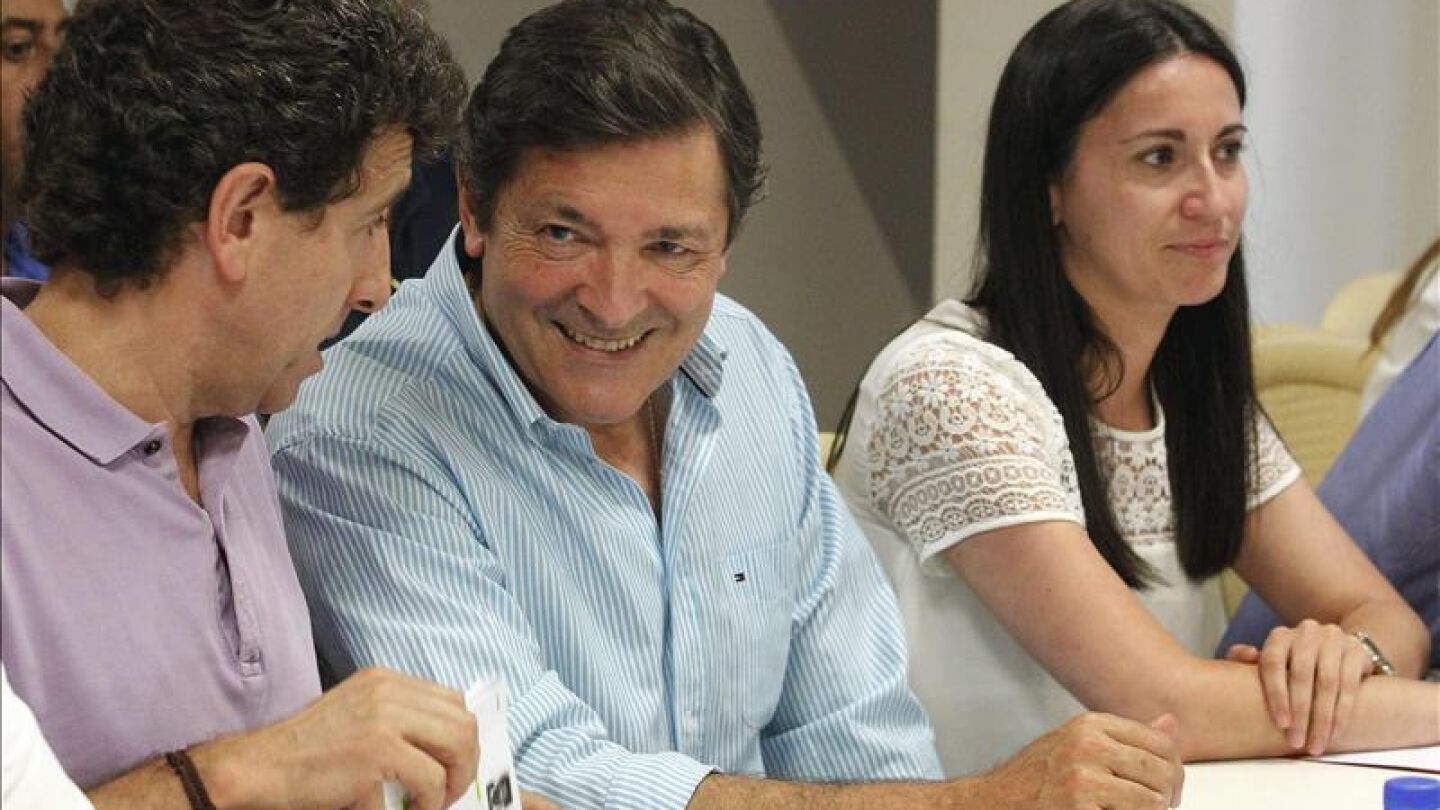 El presidente en funciones del Principado de Asturias, Javier Fernandez durante una reuni&oacute;n del Comit&eacute;